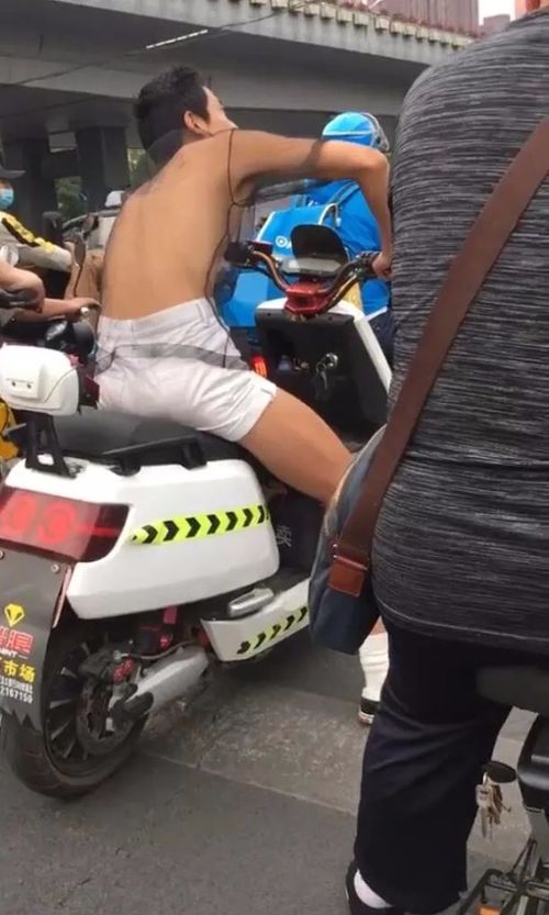 社死现场 妹子出门逛街内衣却掉地上了 救命笑到掉头哈哈哈